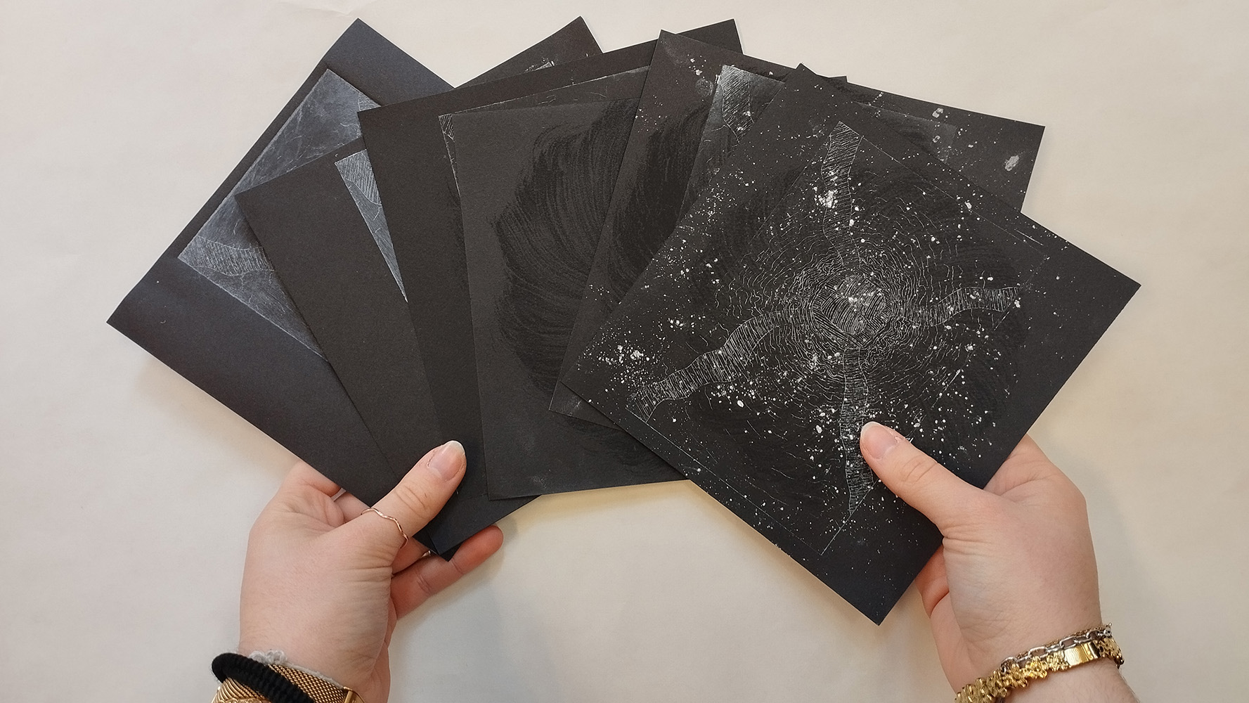 Une main tient le projet l'horizon des évènements